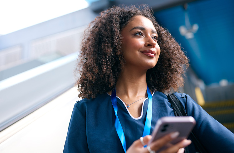 Visual que muestra a una joven con su teléfono en la mano.